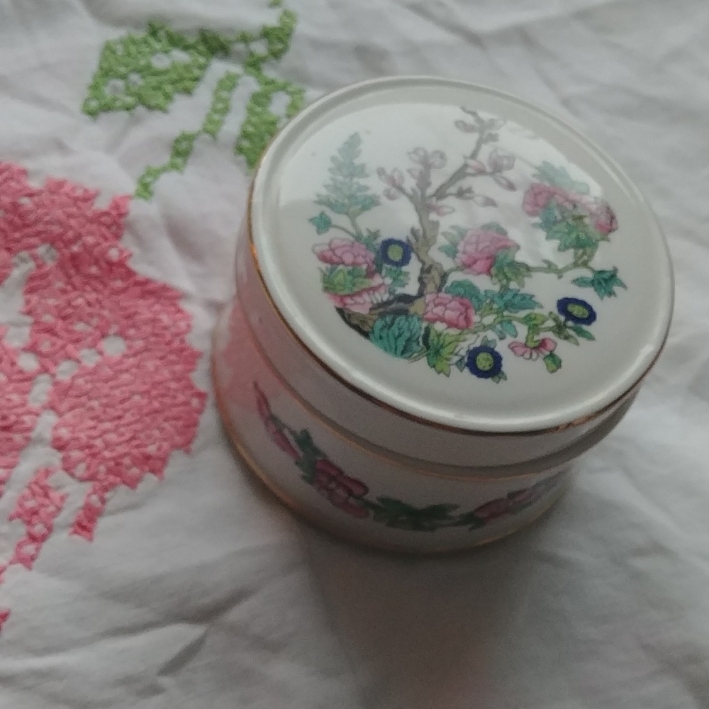 Vintage Sadler trinket box with lid floral design with gold trim